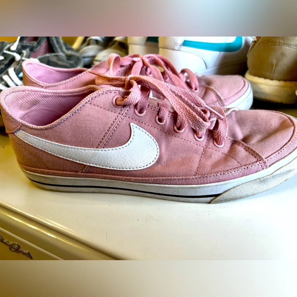 Like new Nike tennis shoes. Size 9